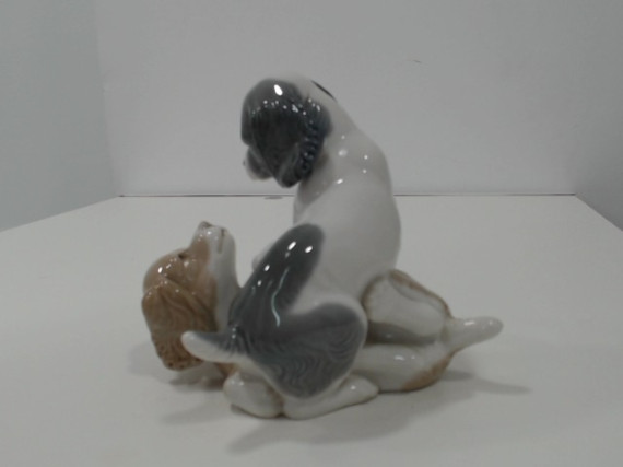 8-6-117783-2-figura porcelana de perros jugando de NAO