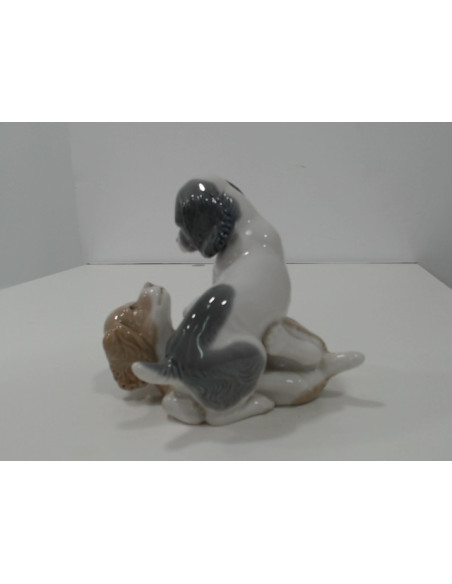 8-6-117783-2-figura porcelana de perros jugando de NAO