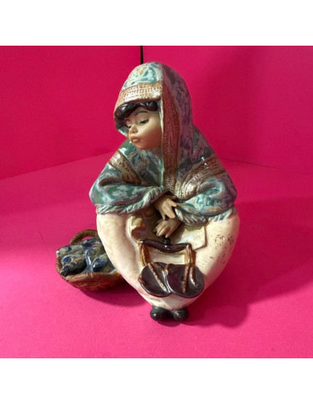 8-8-33901-5-Figura lladro vendedora de pescado 