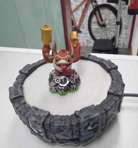 9-9-50824-1-Accesorio Xbox 360 Invizimals Base Y Muñeco