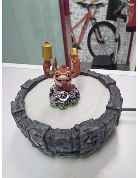 9-9-50824-1-Accesorio Xbox 360 Invizimals Base Y Muñeco