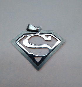 9-9-56870-1-Bisuteria Colgante superman acero