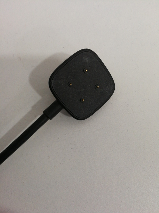 6-6-150676-3-Smartwatch Fitbit Versus 4