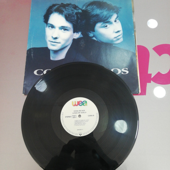 7-7-68610-2-Cosa de dos a ras del suelo