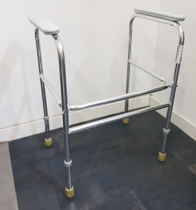 8-8-56880-1-Andador Invacare D88316  2