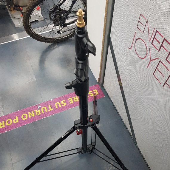 8-8-68383-4-Tripode Manfrotto 1004Bac