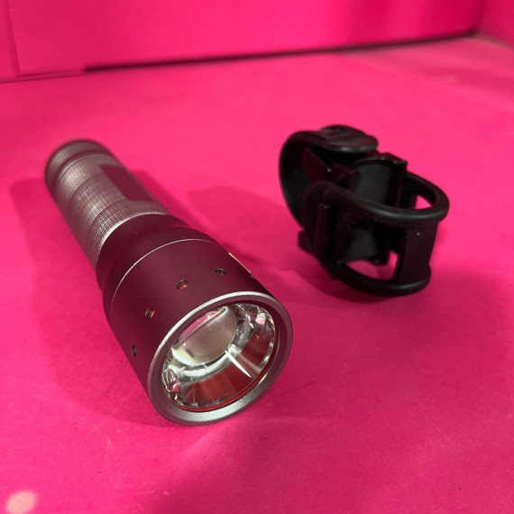 8-8-68669-2-Linterna Led Lenser B7.2