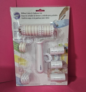 8-8-70527-1-Herramienta Especializada Cortador De Listones Y Artículos Para Grabado Wilton (NUEVO)