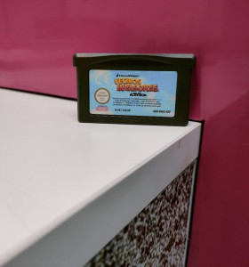 9-9-70278-1-Videojuego GBA vecinos invasores 