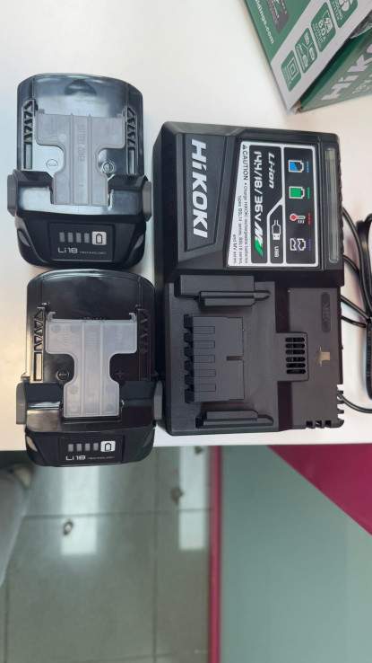 9-9-68162-4-Herramientas eléctricas Cargador uc18ysl3 2 baterías 5ah (sin uso)