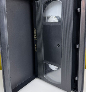 9-9-68601-1-TV y vídeo Video VHS Resplandor en la oscuridad 2