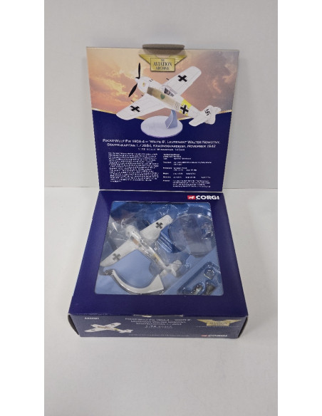 1-1-251636-2-Bebé y juguetes Corgi Focke-Wulf FW190 A-4 White 8 Leutenant W Nowotny - JG54 AA34301