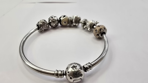1-1-248744-2-Pulsera Pandora 8 Charm , rigida , diametro 6 cm