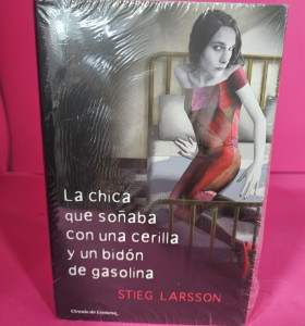 8-8-73119-1-Libro La Chica que soñaba con una cerilla y un bidón de gasolina