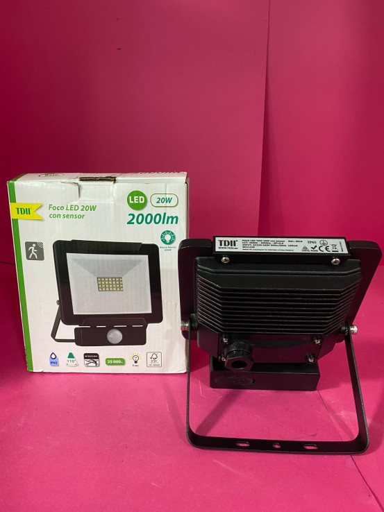 8-8-73343-2-Electricidad Foco LED exterior con sensor 20w (NUEVO)