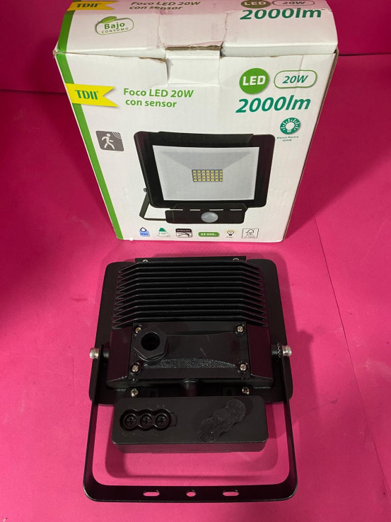 8-8-73343-3-Electricidad Foco LED exterior con sensor 20w (NUEVO)
