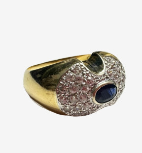 7-7-79962-1-Anillo con zafiro central y circonitas de oro amarillo 18K