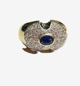 7-7-79962-1-Anillo con zafiro central y circonitas de oro amarillo 18K 2