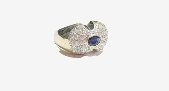 7-7-79962-3-Anillo con zafiro central y circonitas de oro amarillo 18K