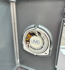 7-7-82246-1-Videojuego PSP Ratchet clank el tamaño importa  2