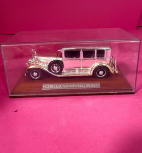 8-8-73861-1-Coche metal Cadillac V8 Imperial Sedan