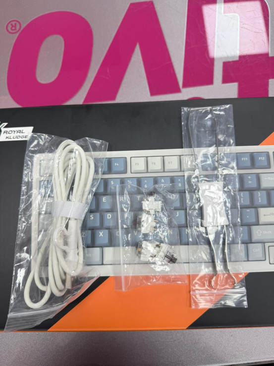 7-7-82724-4-Teclado Numérico Mecanico RK M75 (Sin Uso)