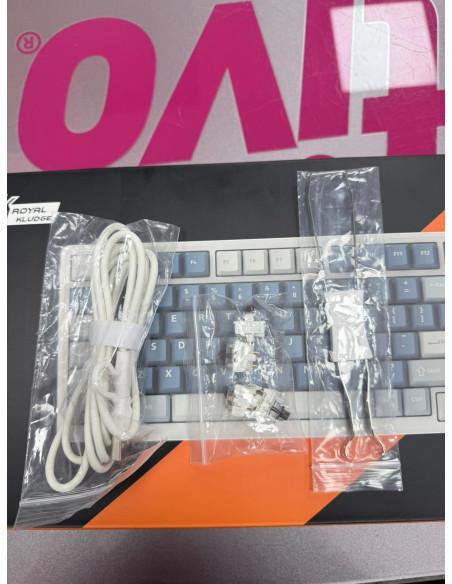 7-7-82724-4-Teclado Numérico Mecanico RK M75 (Sin Uso)