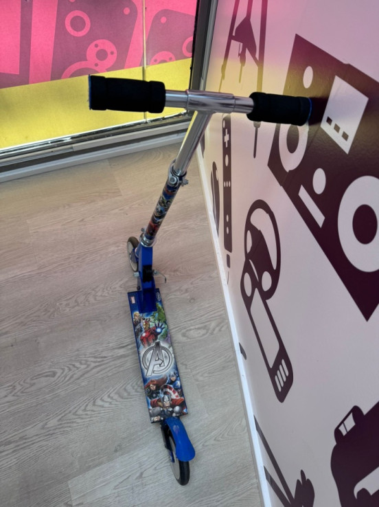 9-9-74060-2-Bebé Y Juguetes Patinete Marvel Avengers