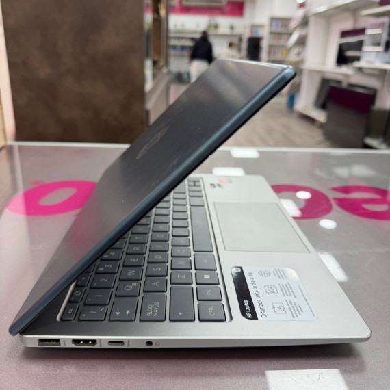 7-7-81587-2-Ordenador Portátil HP 14-EM0021LA AMD RYzen 5 7520U 2.80 GHz 16 Ram 512 SSD