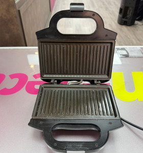 7-1-266839-1-Sandwichera Moulinex 700W 2