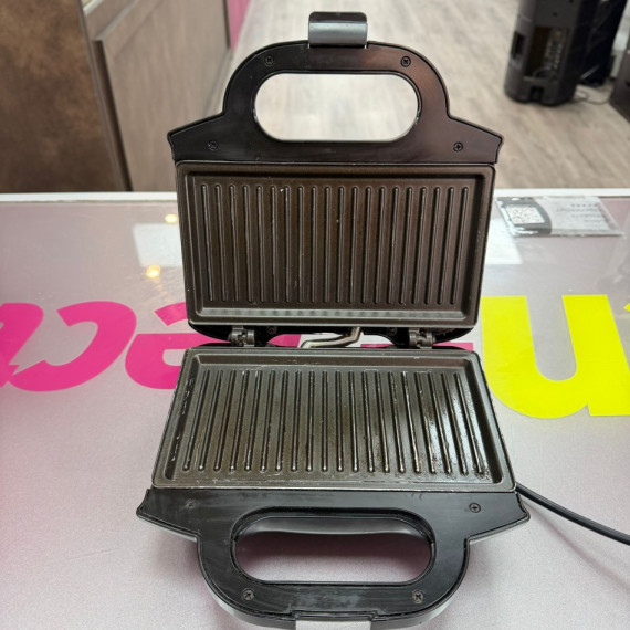 7-1-266839-2-Sandwichera Moulinex 700W