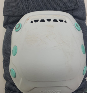 1-1-266813-1-Protecciones Patinaje Rodilla Gris Blanco 2