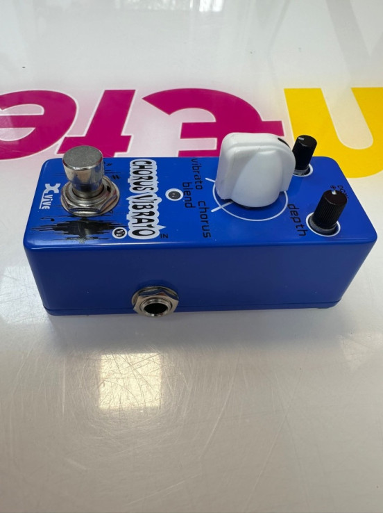 9-9-74317-4-Pedal Efectos Xvive Chorus Vibrato