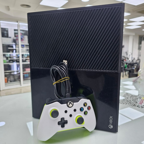 8-8-74793-2-Consola Xbox One 365gb 1540