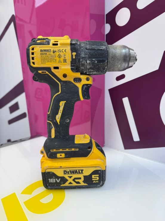 9-9-74239-2-Taladro A Bateria dewalt dcd709