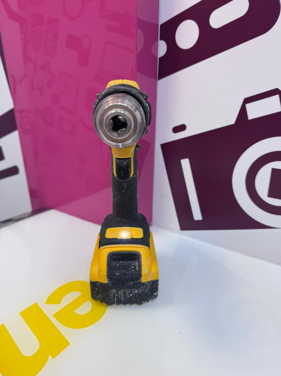 9-9-74239-4-Taladro A Bateria dewalt dcd709