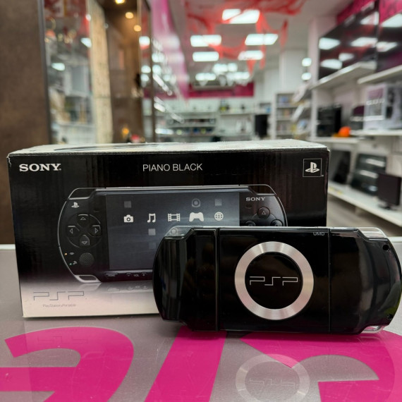7-7-82850-2-Consola PSP 2004 con caja