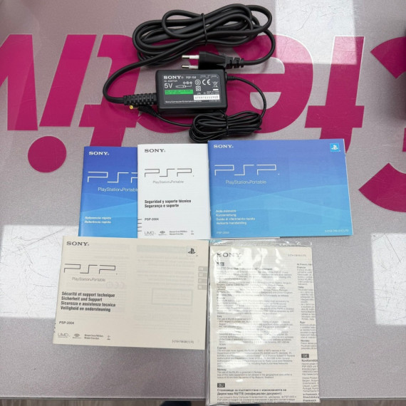 7-7-82850-3-Consola PSP 2004 con caja