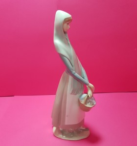 6-6-92616-4-figura de lladro señora campesina con cesta 2