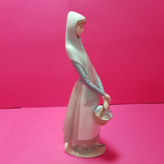 6-6-92616-5-figura de lladro señora campesina con cesta
