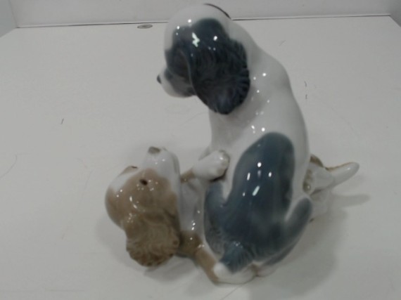 6-8-29902-2-Figura Perros Jugando Nao de Lladro