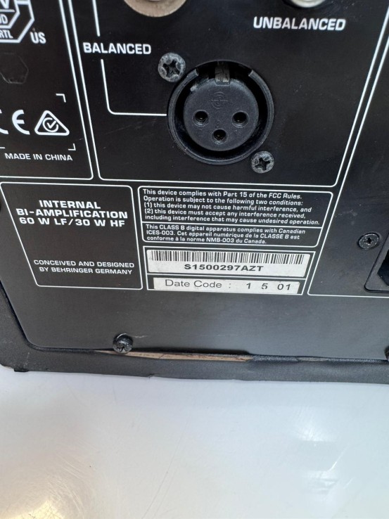 9-9-74819-7-Monitor Estudio Behringer Nekkst K5