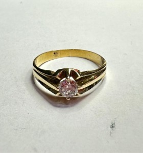 1-7-83036-1-Anillo caballero tipo solitario de oro amarillo 18K, T 23