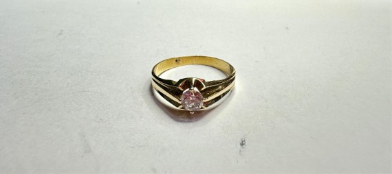 1-7-83036-1-Anillo caballero tipo solitario de oro amarillo 18K, T 23