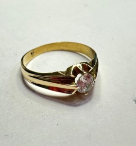 1-7-83036-1-Anillo caballero tipo solitario de oro amarillo 18K, T 23 2