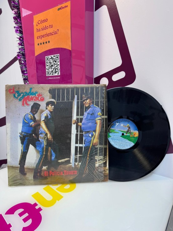 9-9-74887-1-Vinilo El cazador Novato, el policia novato