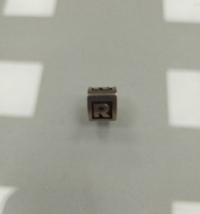 6-6-166052-1-Charm Letra R