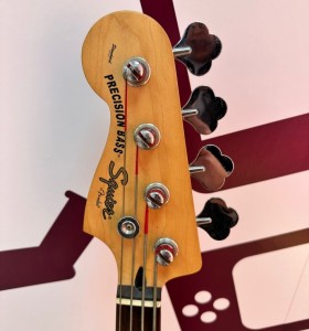 9-9-75263-1-Bajo Electrico Squier Classic Vibe 60s 2