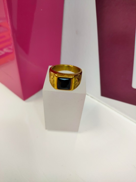 9-9-75528-1-Anillo acero dorado con piedra negra cuadrada T20