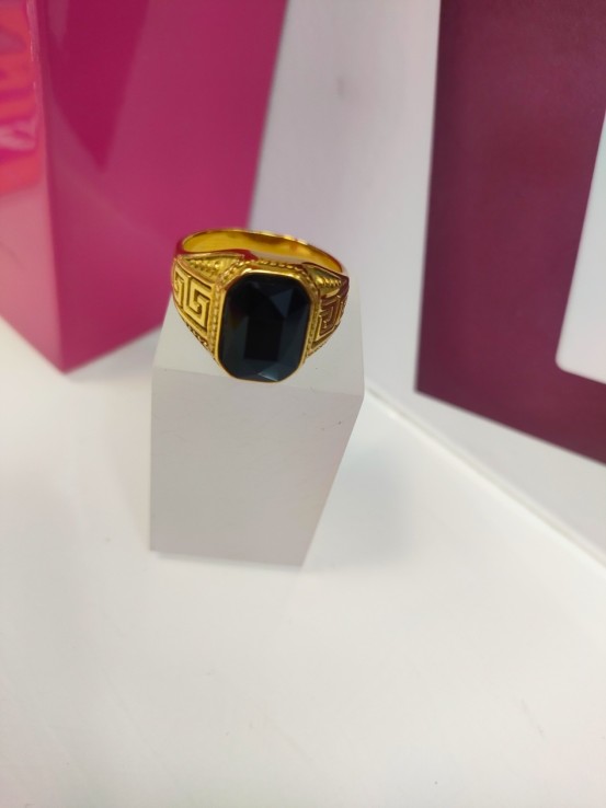 9-9-75522-1-Anillo acero dorado con piedra negra cuadrada T30